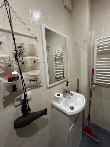 Un baño blanco con lavabo y espejo. en Cozy and Tiny Nest in Gudauri, en Gudauri