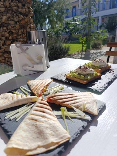 uma mesa com dois pratos de comida sobre ela em The Old Border em Vama Veche