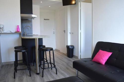 un salon avec un canapé et une cuisine avec un comptoir dans l'établissement Appartement 2 pièces 3 couchages ARGELES SUR MER AR060-04E, à Argelès-sur-Mer