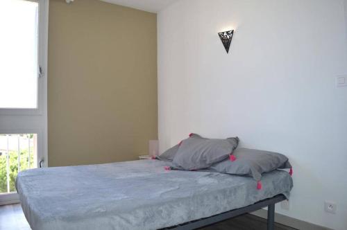 Ce lit se trouve dans un dortoir doté d'un mur avec une lampe. dans l'établissement Appartement 2 pièces 3 couchages ARGELES SUR MER AR060-04E, à Argelès-sur-Mer