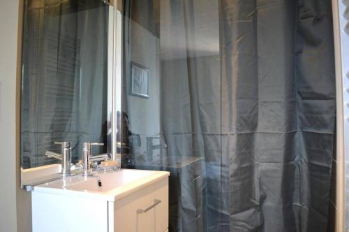 une salle de bain avec un lavabo et un rideau de douche dans l'établissement Appartement 2 pièces 3 couchages ARGELES SUR MER AR060-04E, à Argelès-sur-Mer