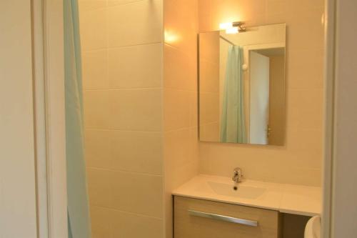 une salle de bain avec un lavabo et un miroir dans l'établissement Appartement 2 pièces 3 couchages ARGELES SUR MER AR060-04F, à Argelès-sur-Mer