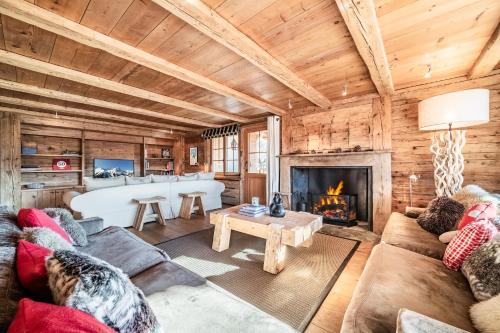 a living room with a couch and a fireplace at Apartment Snowcrest, Verbier- by EMERALD STAY in Verbier