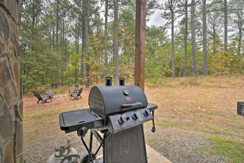 Ein für Gäste verfügbarer Grill im Ferienhaus