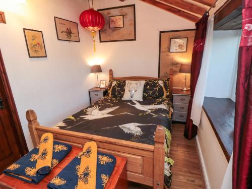 ein Schlafzimmer mit einem Bett in einem Zimmer in der Unterkunft The Old Mill Cottage in Whitby