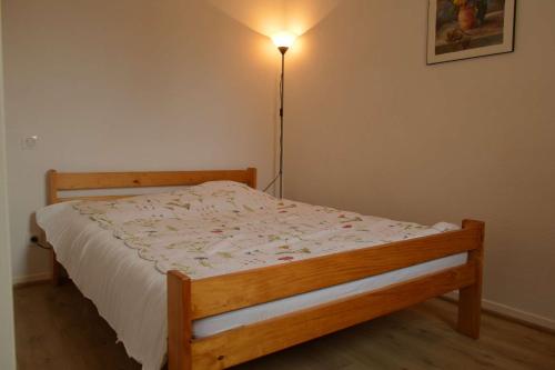 - une chambre avec un lit en bois et une lampe dans l'établissement Appartement 2 pièces 4 couchages ARGELES SUR MER AR070-101, à Argelès-sur-Mer