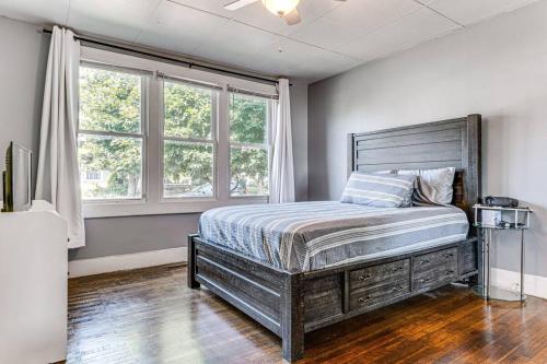 Ένα ή περισσότερα κρεβάτια σε δωμάτιο στο Charming 2-Bedroom Home with Private Gym