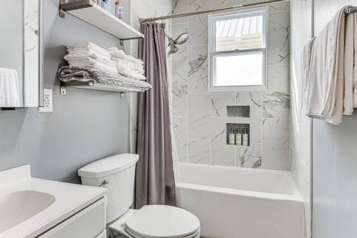 Ένα μπάνιο στο Charming 2-Bedroom Home with Private Gym