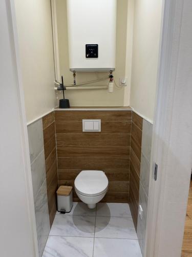 Elle comprend une petite salle de bains pourvue de toilettes et d'une horloge murale. dans l'établissement Appartement en plein cœur du centre ville, à Marseille