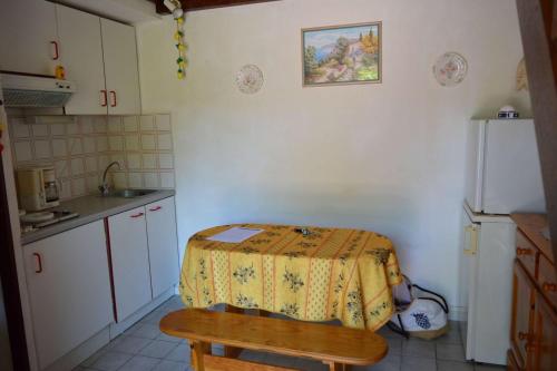 une petite cuisine avec une table et un réfrigérateur dans l'établissement Maison 2 pièces mezzanine 5 couchages ARGELES SUR MER AR150-066, à Argelès-sur-Mer