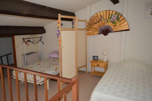 - une petite chambre avec des lits superposés et un lit dans l'établissement Maison 2 pièces mezzanine 5 couchages ARGELES SUR MER AR150-066, à Argelès-sur-Mer