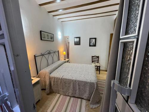 a bedroom with a bed in a room at Casa para parejas El Cerrillo in Castril