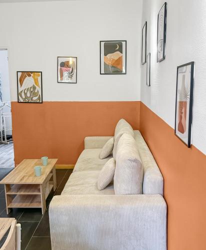 un salon avec un canapé et une table dans l'établissement Havre de Paix avec Jardin Privé, à Angoulême