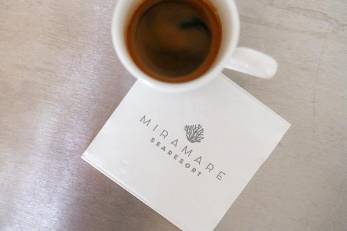 ミラマーレ シー リゾート & スパに飾ってある許可証、賞状、看板またはその他の書類