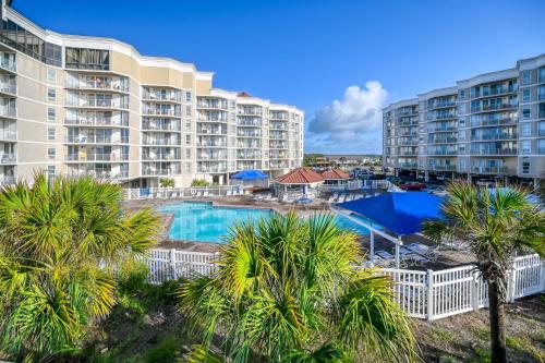 een luchtzicht op een resort met een zwembad en palmbomen bij St Regis Resort Living- Fitness Center - Sauna - Oceanfront Restaurant on Site in Chadwick Acres