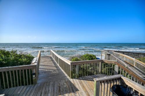 een houten promenade die naar het strand met de oceaan leidt bij St Regis Resort Living- Fitness Center - Sauna - Oceanfront Restaurant on Site in Chadwick Acres