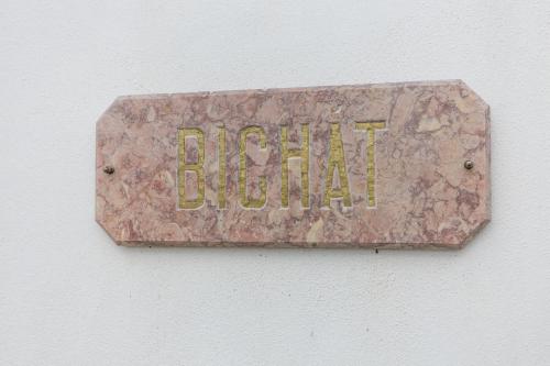 a rusty sign on a white wall with the wordault at Quinta Pedra Firme in Sintra