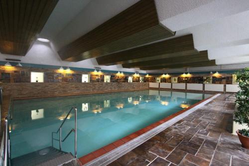 una gran piscina en una habitación de hotel en Harz mit Elan, en Bad Harzburg