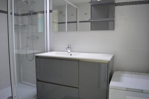 une salle de bain blanche avec un lavabo et une douche dans l'établissement Appartement 2 pièces 4 couchages ARGELES SUR MER AR250-403, à Argelès-sur-Mer