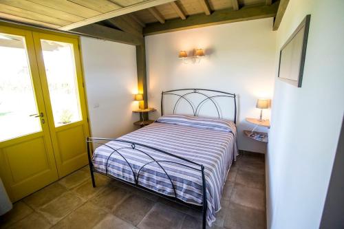 1 dormitorio con cama y puerta amarilla en Chalet Luna di Miele - a due passi dalla Spiaggia, en Bolsena