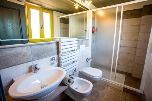Un baño con lavabo, inodoro y ducha. en Chalet Luna di Miele - a due passi dalla Spiaggia, en Bolsena