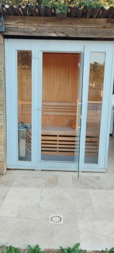 un hangar avec un banc à l'intérieur dans l'établissement Maison luxe et confort au milieu de la nature, à Le Val