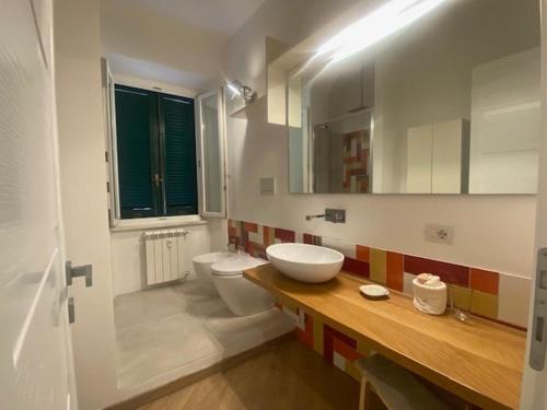 une salle de bain avec un lavabo et des toilettes dans l'établissement Charming places Casa A, just a few steps from the sea, à Portoferraio