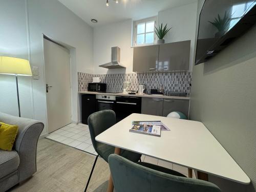 Kuchyň nebo kuchyňský kout v ubytování Les Lys d'Or