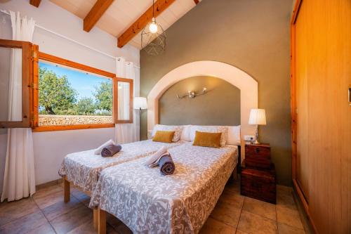 a bedroom with two beds and a window at Finca Linda in Campos