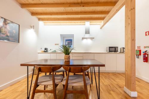 a kitchen and dining room with a wooden table and chairs at Quinta Pedra Firme in Sintra