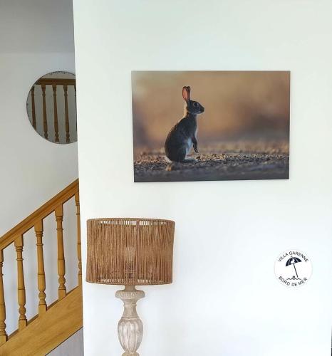 une photo d'un lapin sur un mur à côté d'un escalier dans l'établissement Villa Garenne Bord de Mer - plage 1 minute à pied, à Quiberon