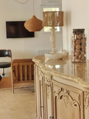 une table avec une lampe au-dessus dans l'établissement Villa Garenne Bord de Mer - plage 1 minute à pied, à Quiberon