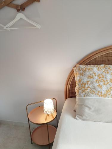 un lit avec une table de chevet dans l'établissement Chez Mietka, à Vélizy-Villacoublay