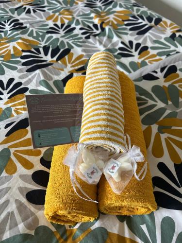 a pair of towels sitting on top of a bed at Studio proche Beauval et Châteaux de la Loire in Francueil