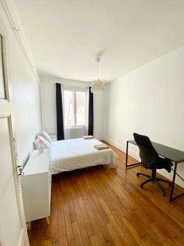 une chambre avec un lit, un bureau et une chaise dans l'établissement Dijon Centre ville Gare Parc Darcy, à Dijon