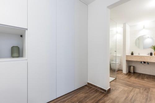 a bathroom with white walls and a toilet and a sink at Quinta Pedra Firme in Sintra