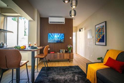 Stylish Newly Renovated Flat, 250 Meters from the Beach, Central Location with Free Parking