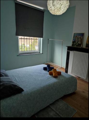 Postel nebo postele na pokoji v ubytování Chambre confortable lit double schaarbeek 1ere étage clé normal