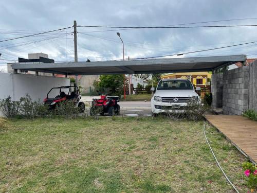 Duplex Rio Uruguay 161 في مونتي هيرموسو: مرآب به سيارة متوقفة في فناء