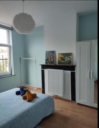 Postel nebo postele na pokoji v ubytování Chambre confortable lit double schaarbeek 1ere étage clé normal