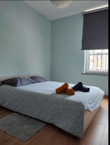 Voodi või voodid majutusasutuse Chambre confortable lit double schaarbeek 1ere étage clé normal toas