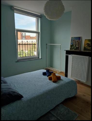 Voodi või voodid majutusasutuse Chambre confortable lit double schaarbeek 1ere étage clé normal toas