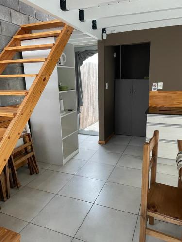 Duplex Rio Uruguay 161 في مونتي هيرموسو: غرفة معيشة بها درج ومطبخ