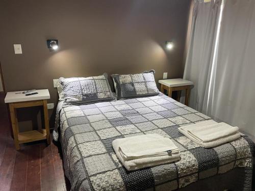 Un dormitorio con una cama con dos toallas encima. en Duplex Rio Uruguay 161, en Monte Hermoso