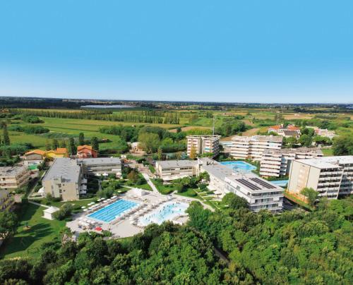 Swimmingpoolen hos eller tæt på Isaresidence Holiday Resort