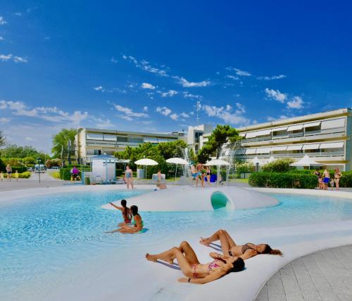 Bazén v ubytování Isaresidence Holiday Resort nebo v jeho okolí
