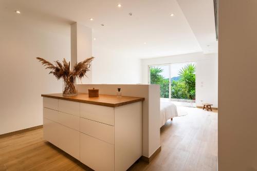 - une cuisine avec une île dans une chambre avec un lit dans l'établissement VILLA NIDAZUR VI4413 By Riviera Holiday Homes, à Nice