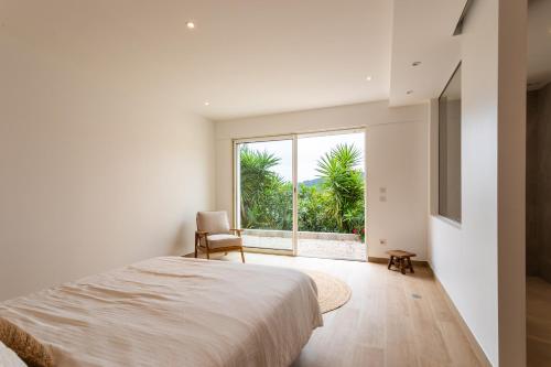 une chambre avec un lit, une chaise et une fenêtre dans l'établissement VILLA NIDAZUR VI4413 By Riviera Holiday Homes, à Nice