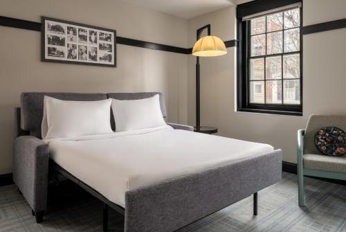 Ein Bett oder Betten in einem Zimmer der Unterkunft Visitation Hotel Fredrick, a Tribute Portfolio Hotel