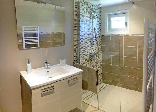 a bathroom with a sink and a shower at Villa Land-Zee, à 10mn de Royan in Saujon